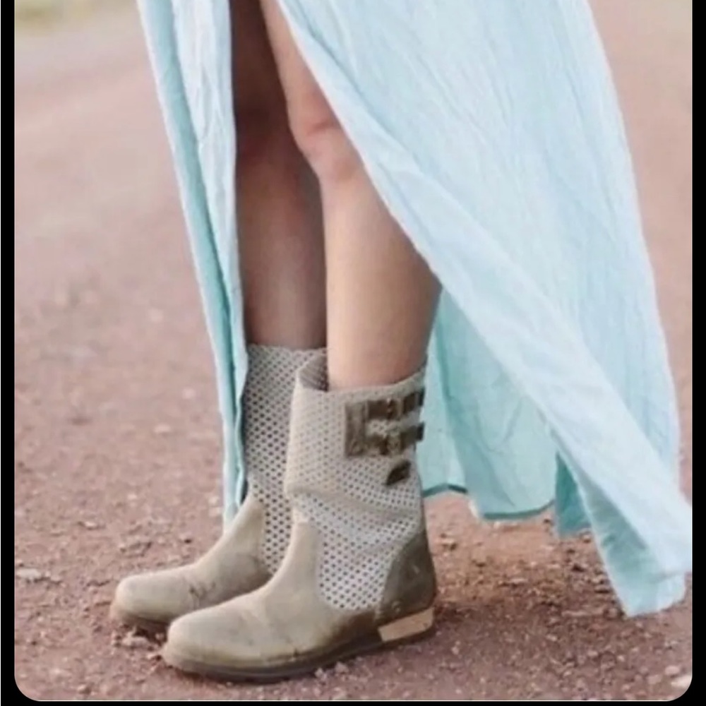 Sorel Major Pull-on Perforated Leather Buckle Boots